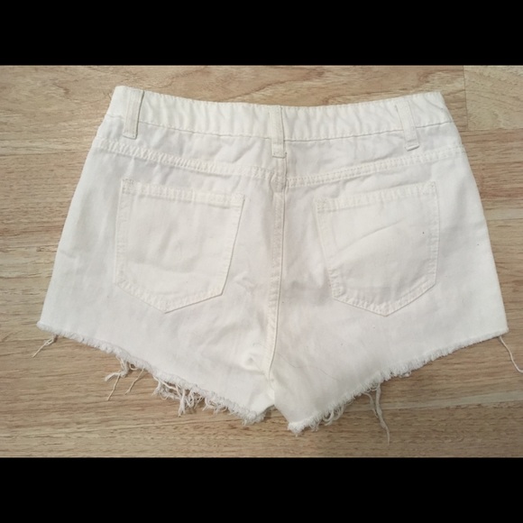 Distressed white short - Picture 2 of 2